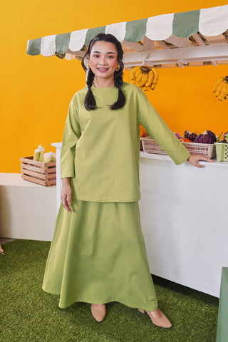 Baju Raya Umbi 2023 women plain lime green boxy blouse at the market