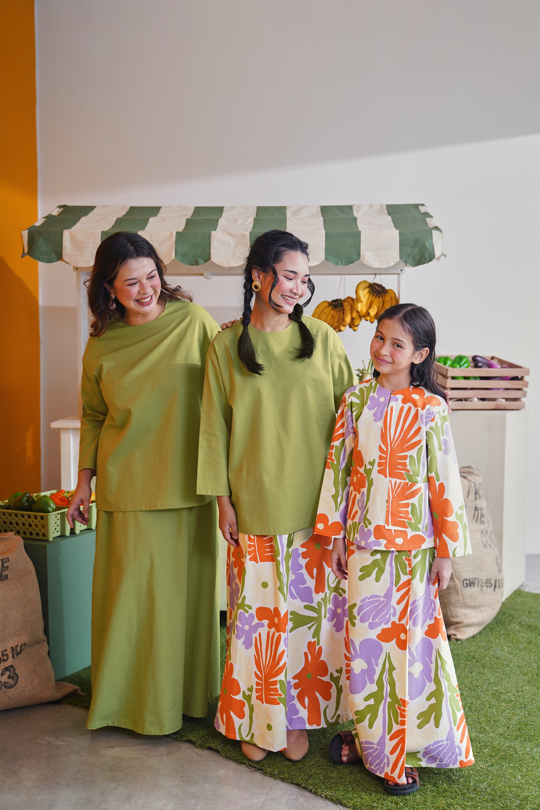 Baju Raya 2023 Sedondon mix and match women plain lime green boxy blouse and printed floral fleur skirt at the market